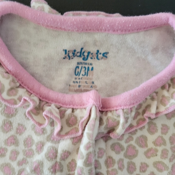 Baby Girl 0-3 Months Pajamas Bundle Lot Three Pieces Strawberry Leopard Filigree - Picture 3 of 7